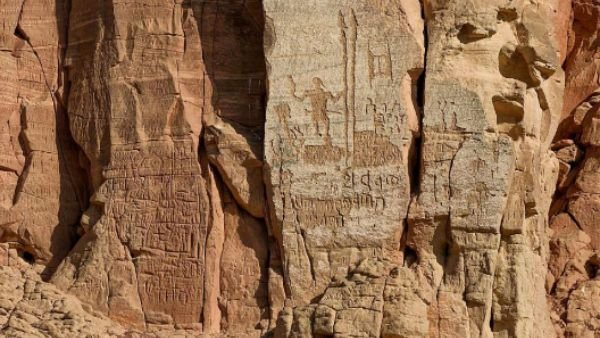 आलीशान भवन की नींव भी मिली