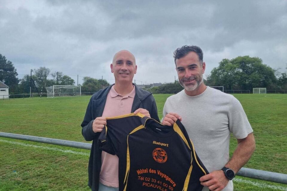 Nicolas Becquet (à g.), ici en compagnie d'Anthony Boisson, est un fidèle du FC Bretteville-en-Saire, club qui fêtera ses 50 ans l'an prochain.