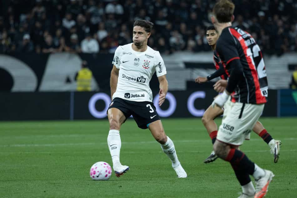 Gabriel Paulista com a bola durante Corinthians x Vitória