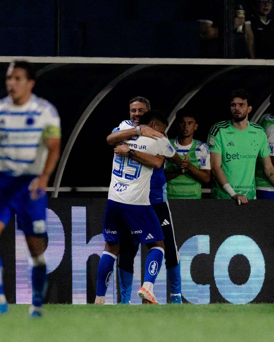 Arroyo comemora gol contra o Remo com Artur Jorge