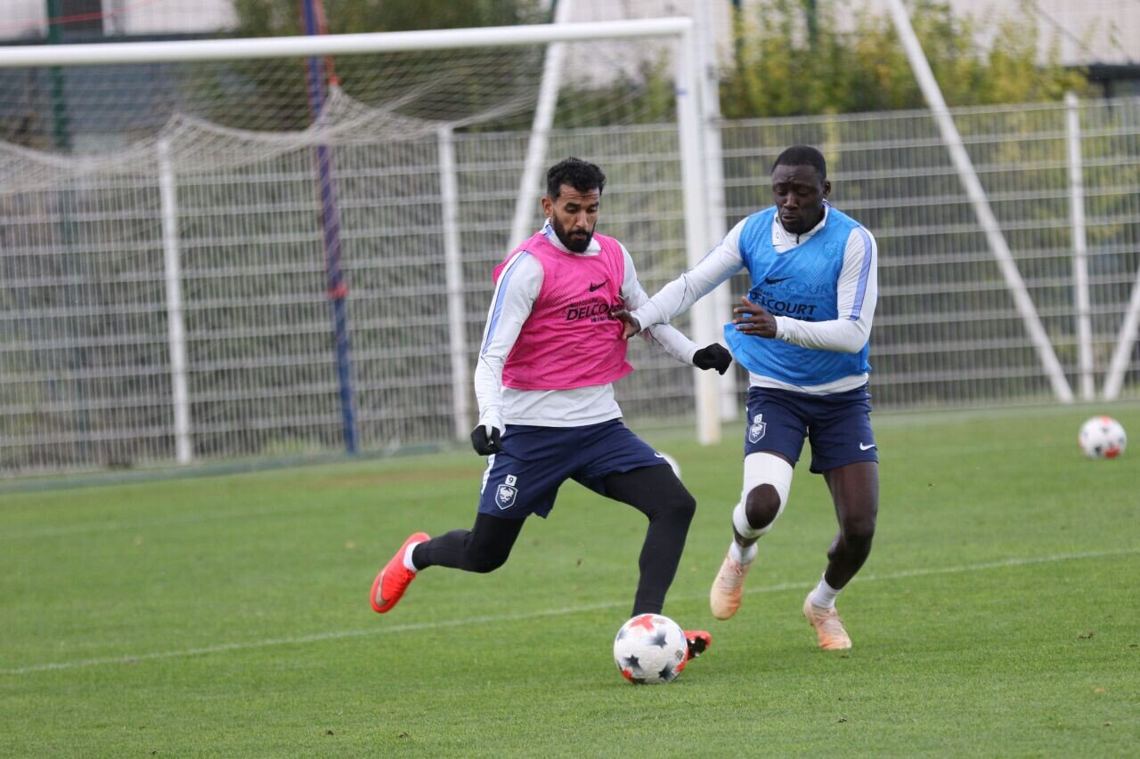Fahd El Khoumisti, qui s'est entretenu avec Gaël Clichy à la fin de l'entraînement, face à Dennis Appiah.