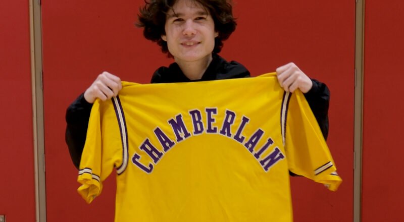 Il achète une veste jaune à 2,60 euros dans une friperie sans savoir qu'elle appartenait à une légende du basket : six mois plus tard, Sotheby's la vend 78 000 euros
