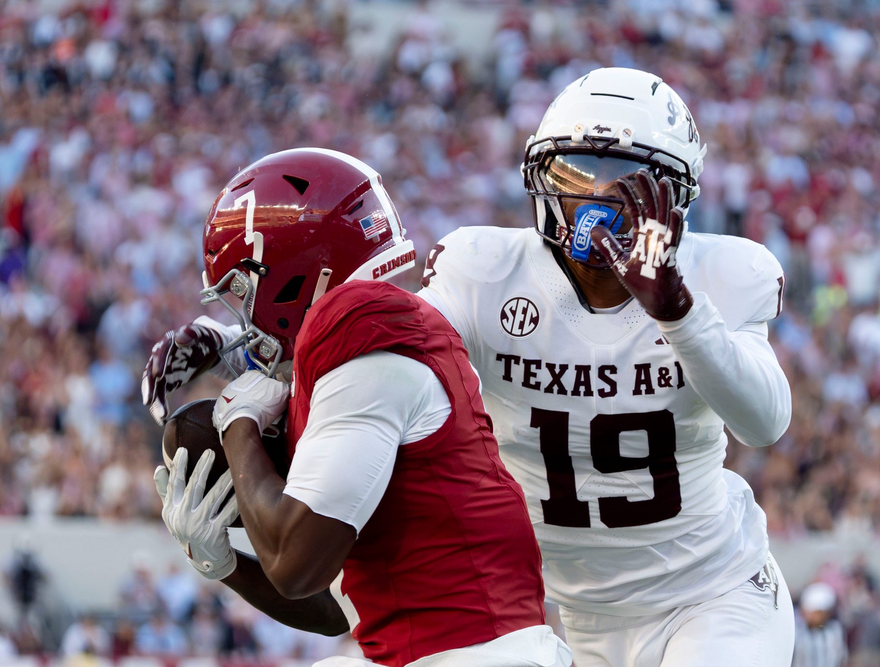 Oct 24, 2026; Tuscaloosa, AL, USA; Alabama wide receiver Rico Scott (7) makes a catch along the sidelines behind Texas A&amp;M nickelback Bravion Rogers (19) for a key first down at Saban Field at Bryant Denny Stadium. 