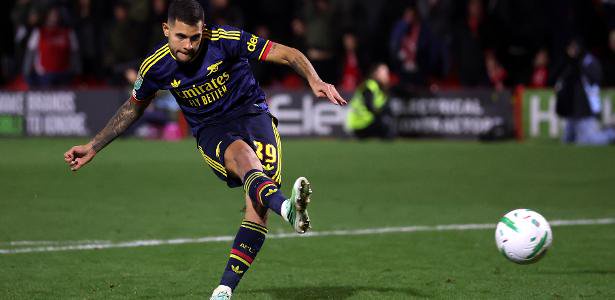 Eliminação do Arsenal: Bruno Guimarães perde pênalti em derrota para o Fleetwood Town