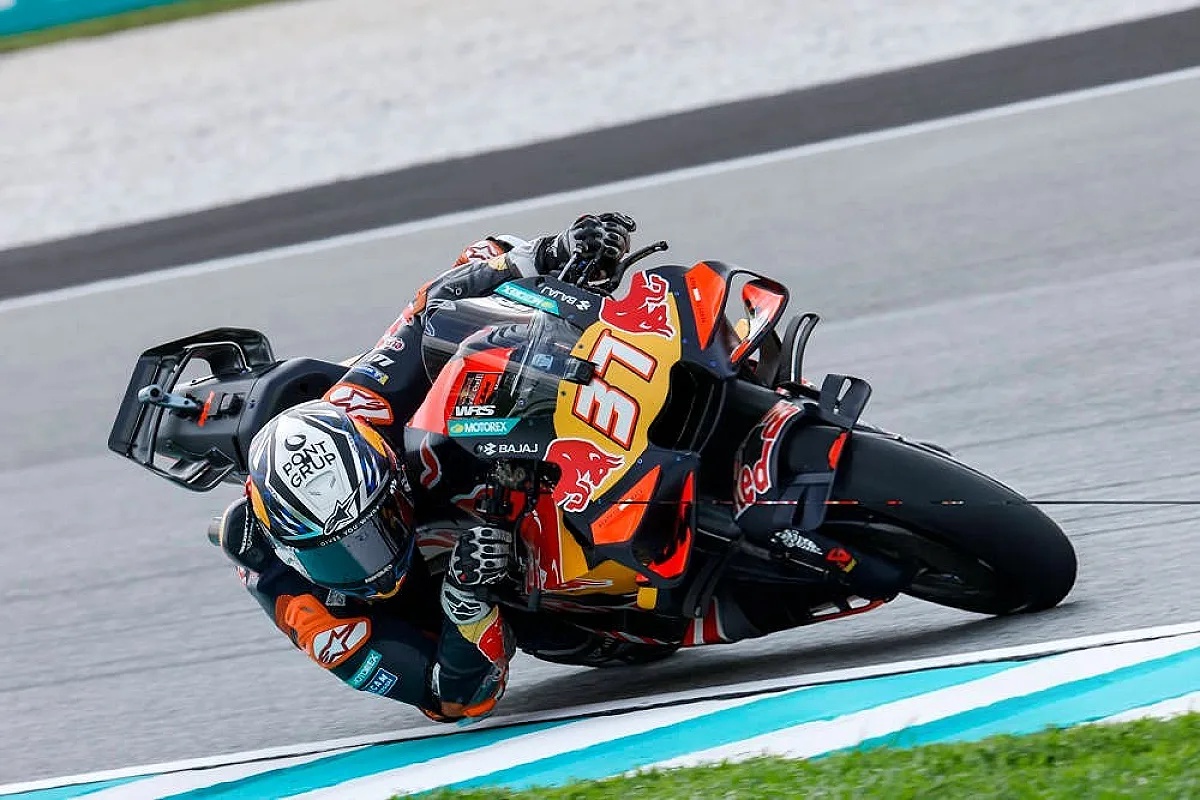 Rider in Red Bull KTM livery and number 37 leaning into a corner at Sepang during the MotoGP Sprint in Malaysia
