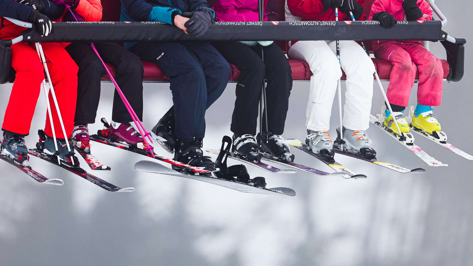 Skifahrer sitzen in einem Lift
