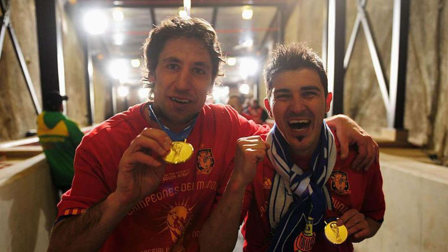 Joan Capdevila (à esquerda) e David Villa comemoram o triunfo da Espanha na Copa do Mundo de 2010.