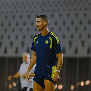 "O Nel Monteiro abandonou". Novo penteado de Ronaldo agita redes sociais  - Cristiano Ronaldo surpreendeu os fãs ao deixar o tom loiro do cabelo e voltar a ser moreno. O seu novo look provocou uma onda de reações nas redes sociais. 