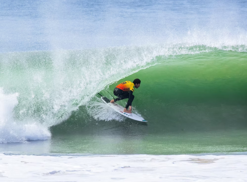 Yago Dora, Gabriel Medina e Italo Ferreira avançaram às semifinais da etapa de Peniche e garantiram a presença de um brasileiro na decisão da WSL. (Foto: Reprodução/@yagodora/Instagram)