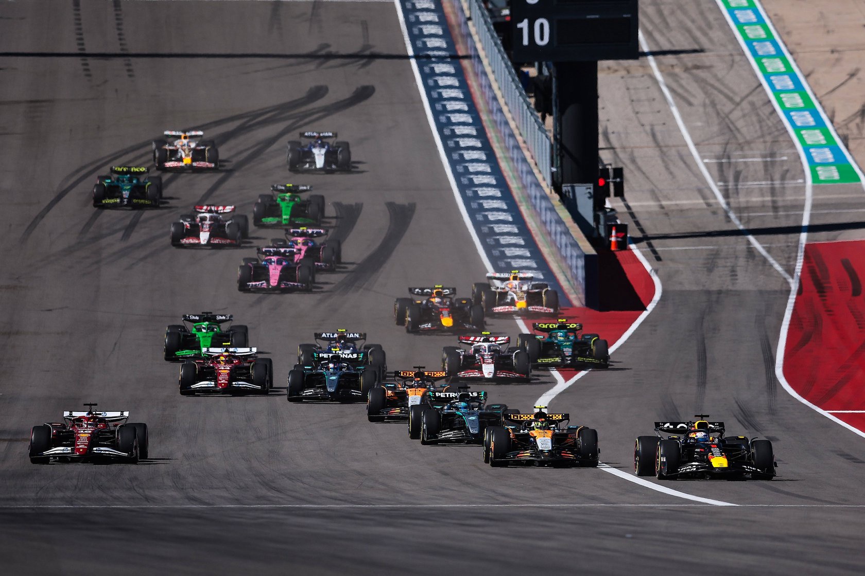 Die Formel-1-Autos nach dem Start beim Großen Preis der USA 2025