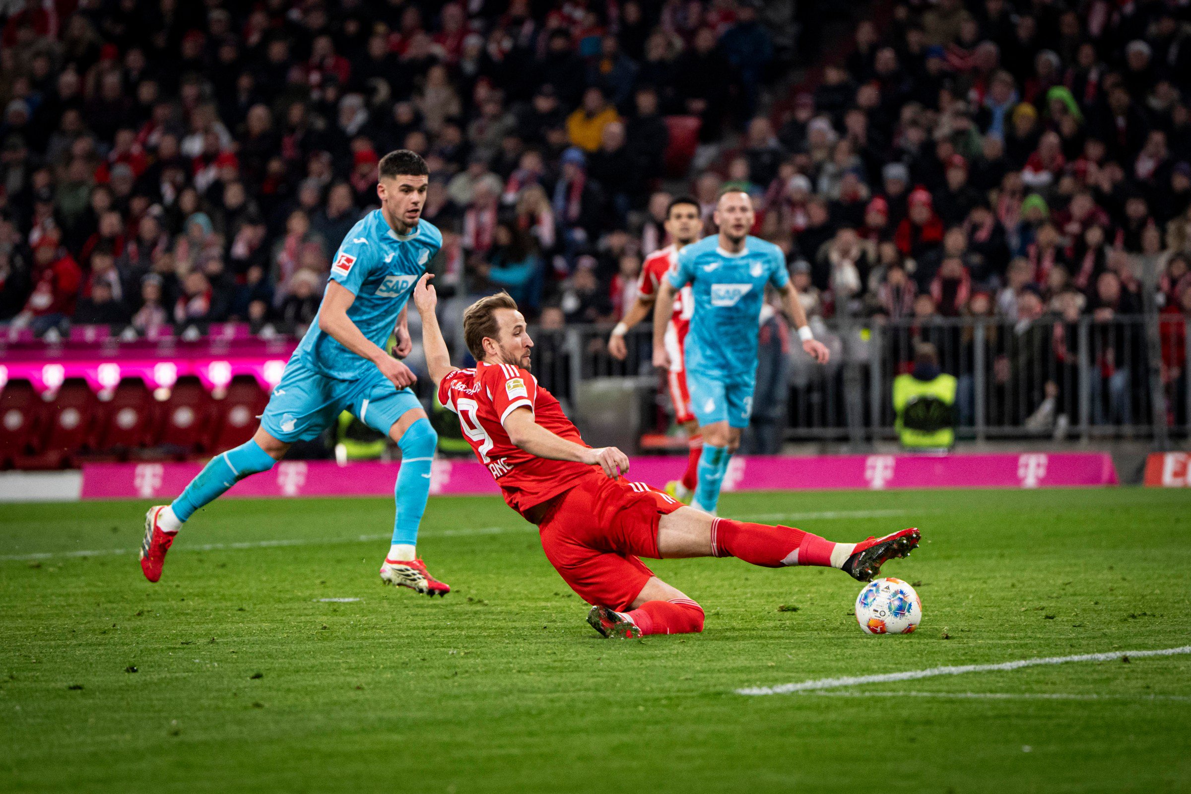 MUNICH, GERMANY - FEBRUARY 08: Harry Kane of FC Bayern Muenchen tackles for ball during the Bundesliga match between FC Bayern München and TSG Hoffenheim at Allianz Arena on February 08, 2026 in Munich, Germany. (Photo by F. Noever/FC Bayern via Getty Images)