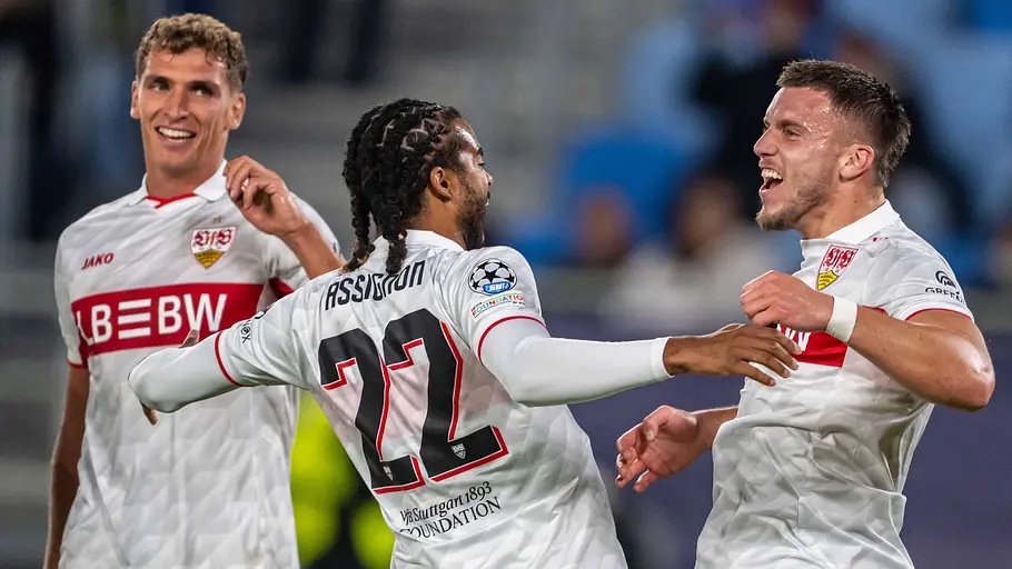 Die VfB-Spieler Maximilian Mittelstädt, Lorenz Assignon und Ermedin Demirović jubeln