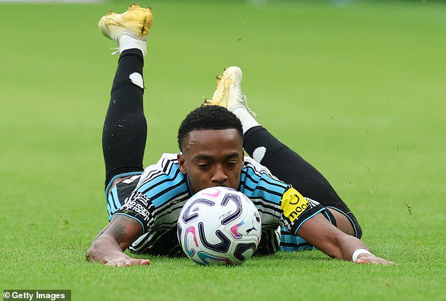 Joe Willock could be sold in the new year if his contract situation remains as is