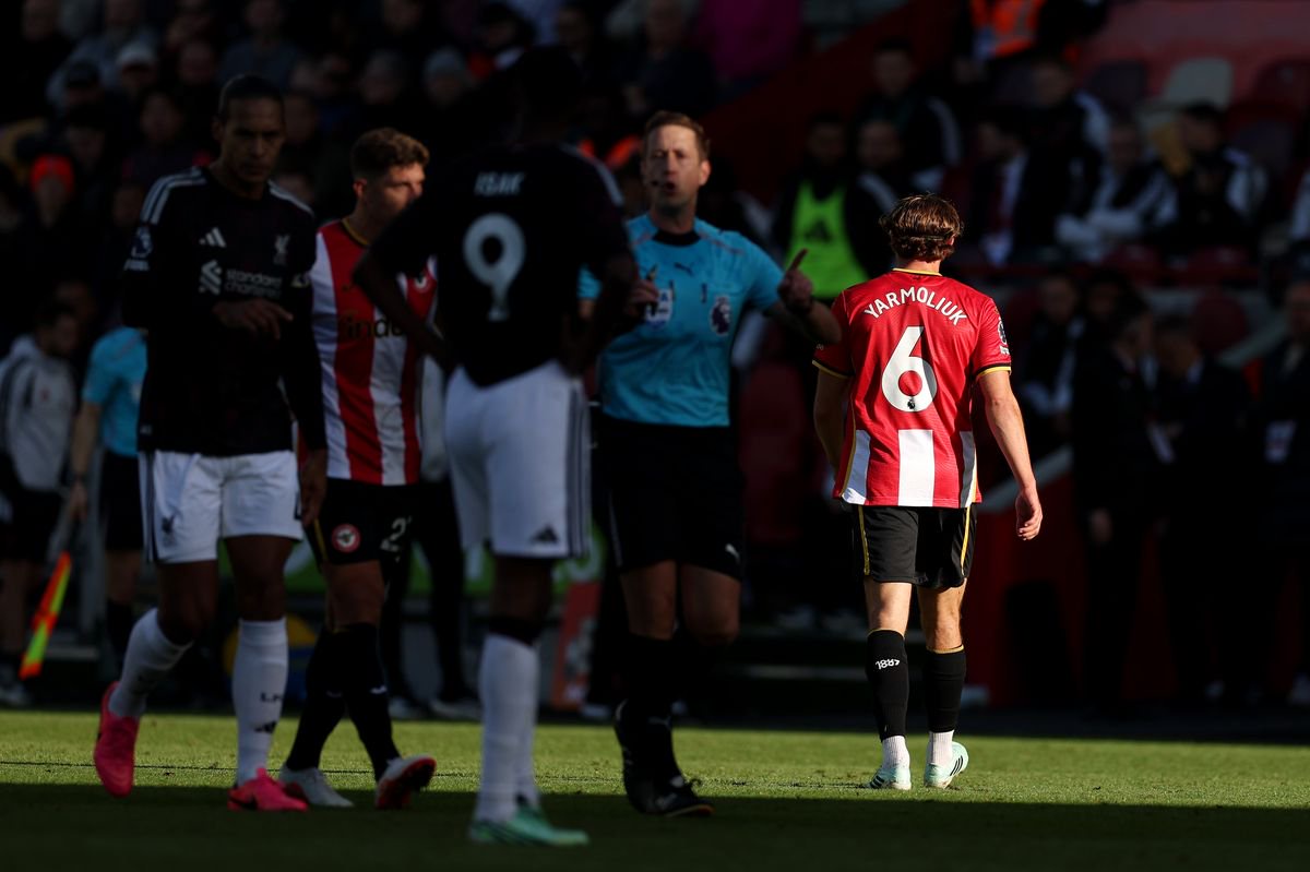 BRENTFORD, ENGLAND - OCTOBER 17: Yehor Yarmolyuk of Brentford leaves the field after being shown a red card after clashing with Jeremy Jacquet of Liverpool (not pictured) during the Premier League 2026/27 match between Brentford and Liverpool FC at Gtech Community Stadium on October 17, 2026 in Brentford, England. (Photo by Julian Finney/Getty Images)