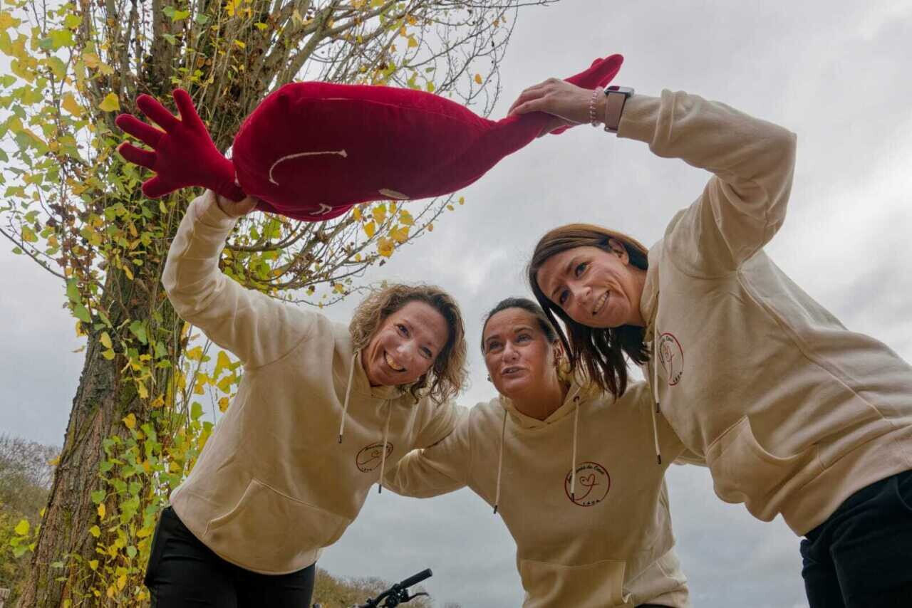 Linda, Dorothée et Aurélie se lancent dans le défi du Raid Amazone. Leur départ est iminent.