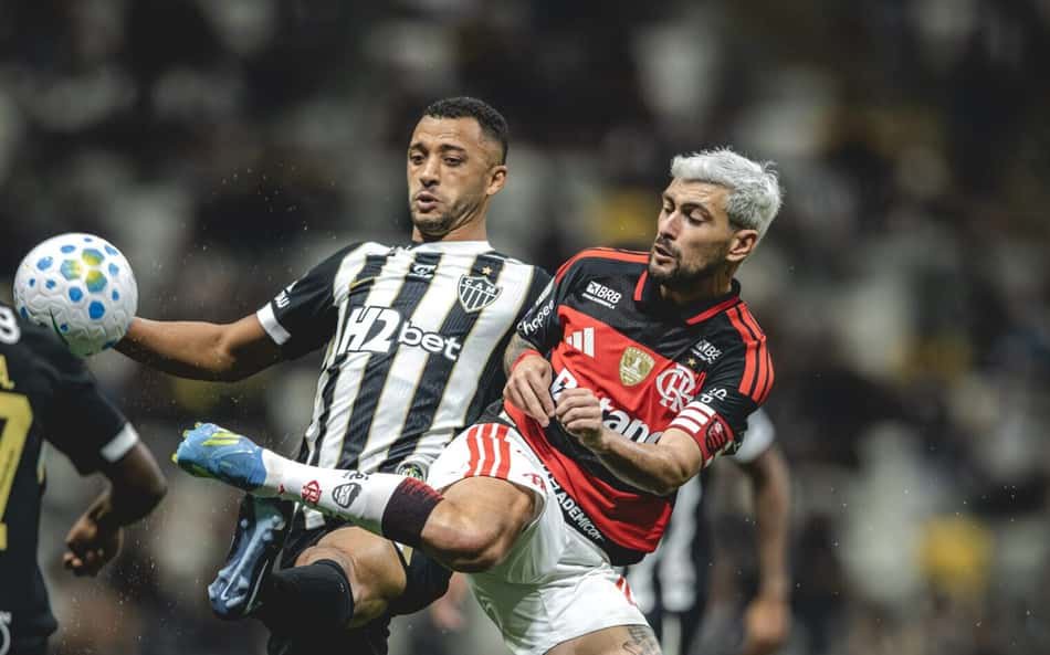 Atlético Mineiro x Flamengo; jogador do Atlético disputa a bola com o Flamengo.