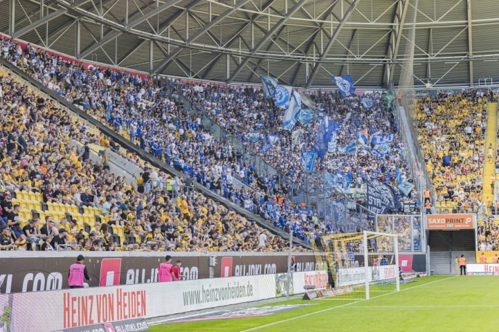 Der Schalker Gästeblock in Dresden.