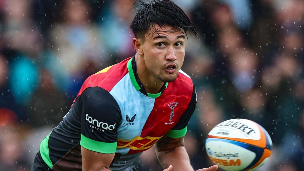 Marcus Smith in Harlequins shirt looks direct at camera as he prepares to catch a pass