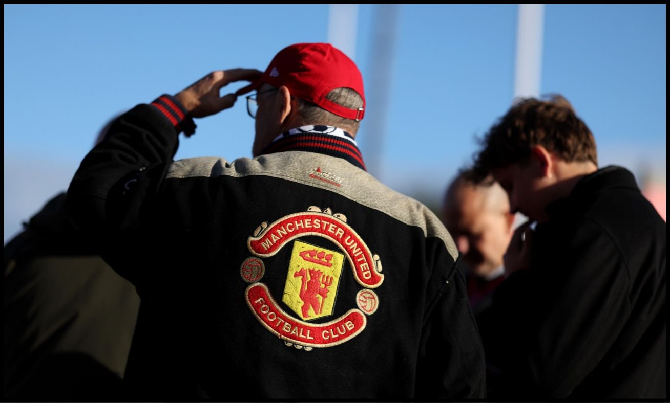 Travelling supporter forced to jump into Lake Como after what Man Utd star did on Wednesday