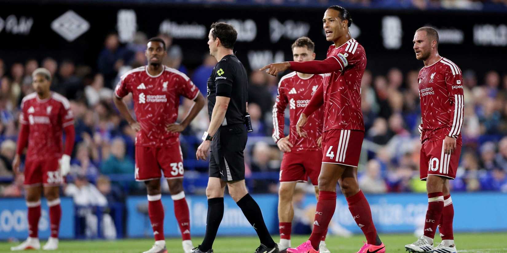Virgil van Dijk speaks to referee Darren England during Ipswich 0-2 Liverpool