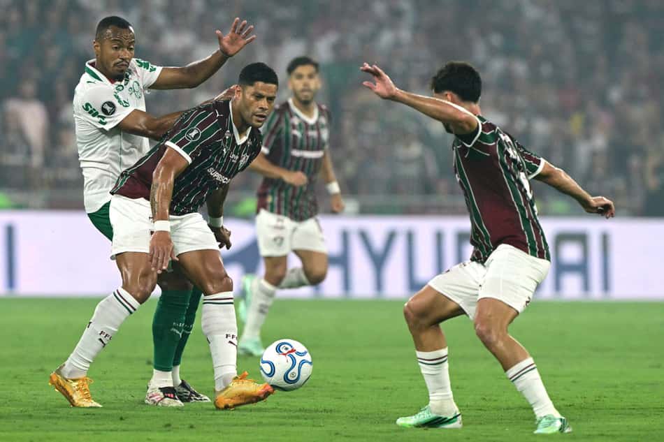 Hulk e Marlon Freitas em dividida durante Fluminense x Palmeiras