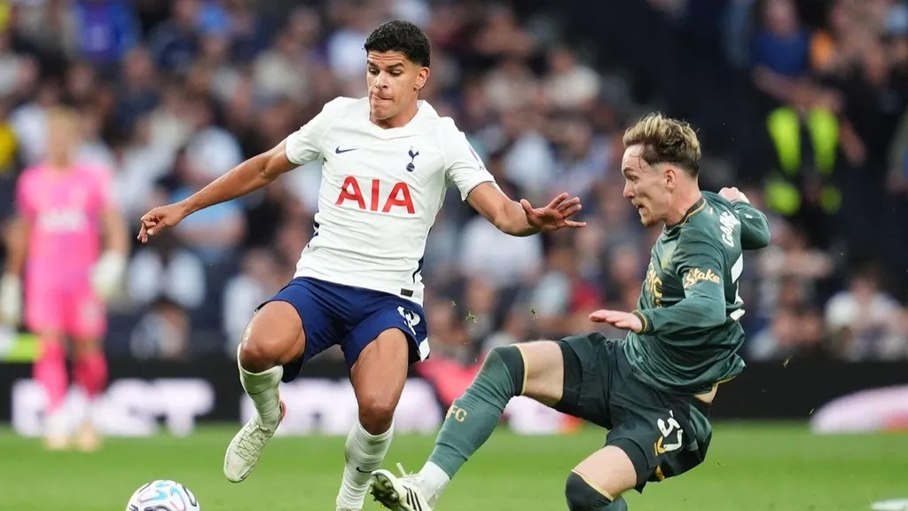 Mateus Fernandes no Tottenham (FOTO: Adam Davy/AP)