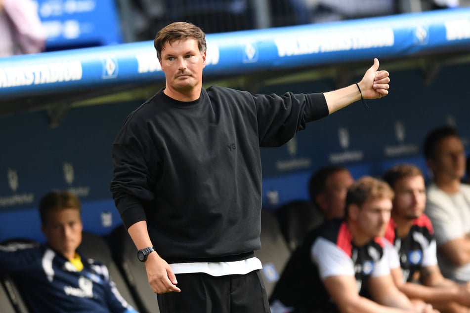Daumen hoch: HSV-Coach Merlin Polzin (35) lobt den Konkurrenzkampf in seiner Mannschaft.
