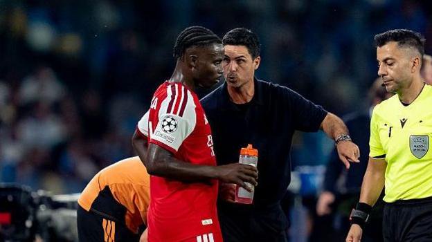 Mikel Arteta Head Coach of Arsenal FC gives instructions to Bukayo Saka