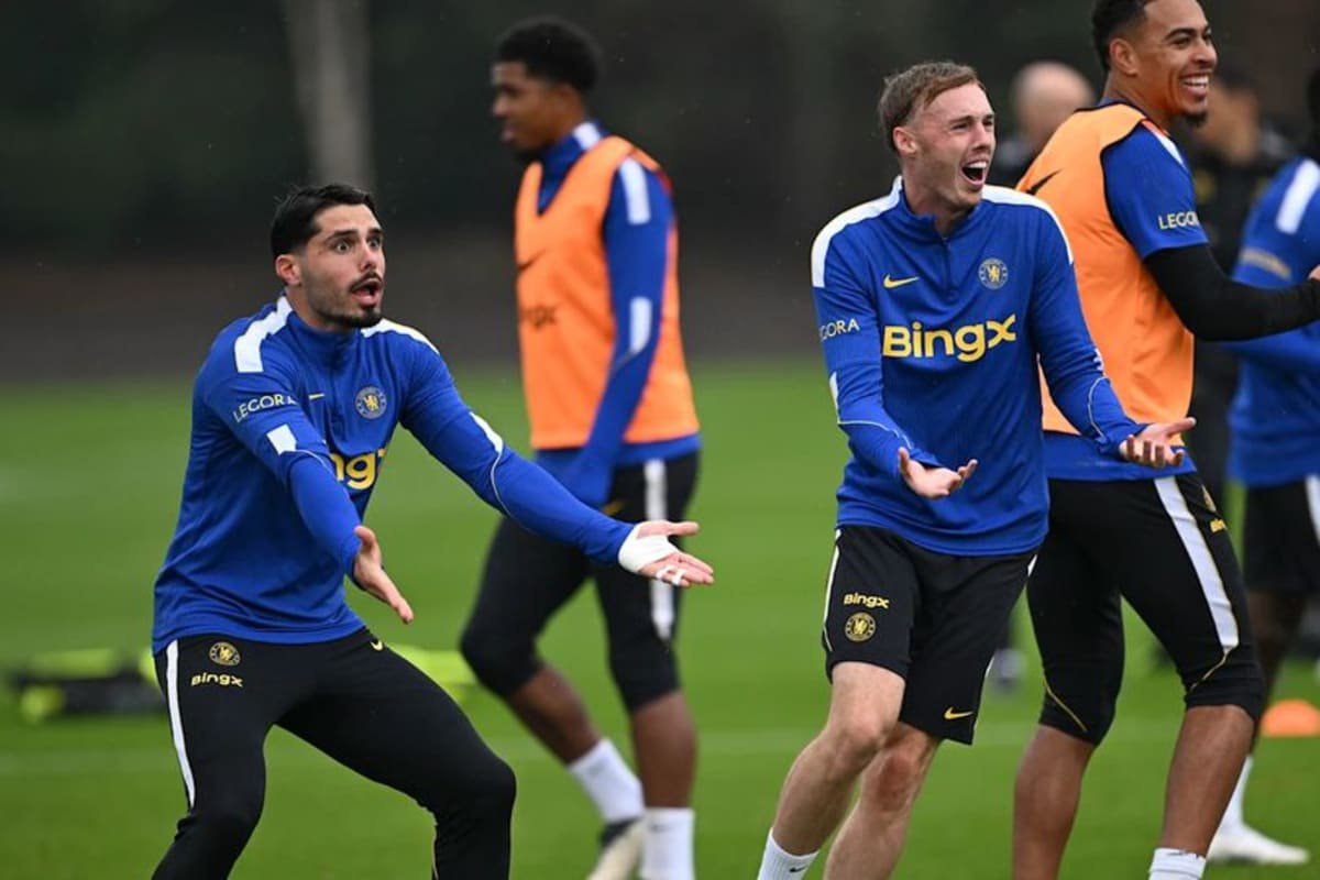 Pedro Neto and Cole Palmer in Chelsea training
