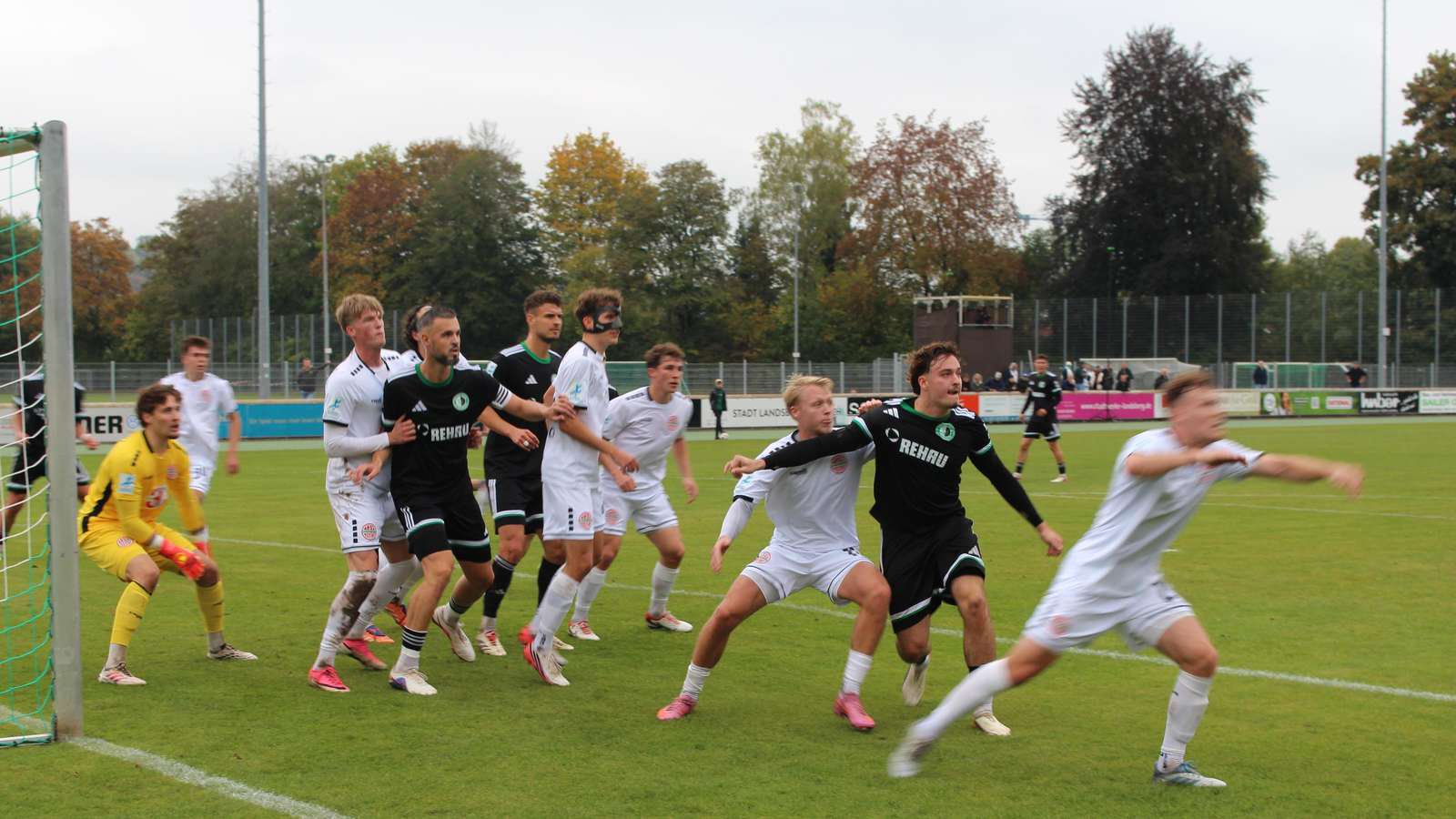 Gefahr vor dem Landsberger Tor: Nach einem Eckball des SC Eltersdorf herrscht Hochbetrieb im Strafraum des TSV Landsberg. Die Gastgeber verteidigten die Standardsituationen der Gäste weitgehend sicher.
