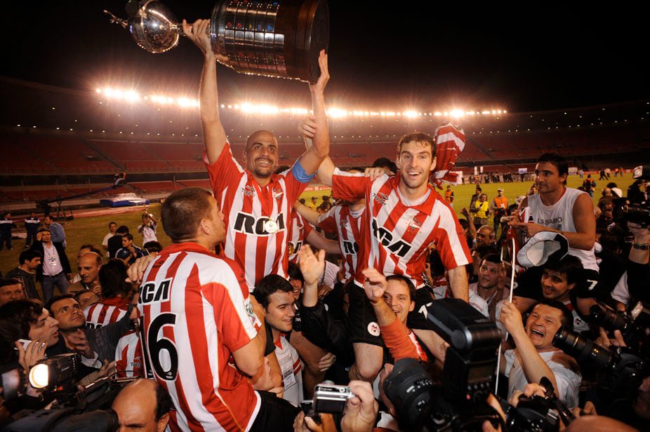 Jogadores do Estudiantes comemoram o título da Libertadores de 2009