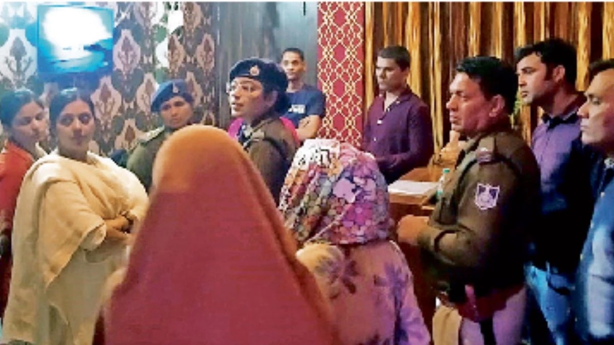 ग्वालियर के अमन्त्रा स्पा सेंटर में पुलिस का छापा, थाईलैंड की युवतियों के साथ आपत्तिजनक हालत में पकड़े गए युवक,
