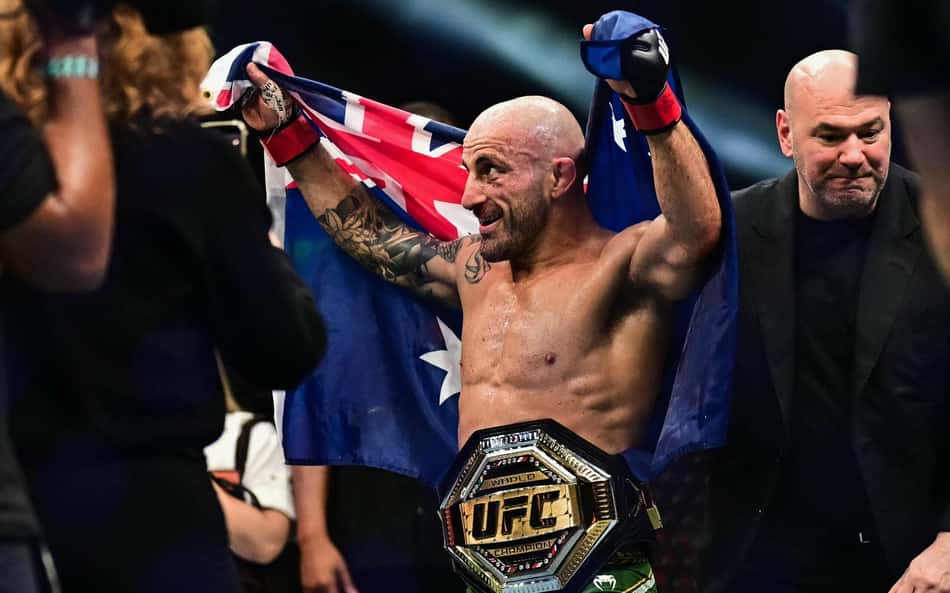 O australiano Alexander Volkanovski (centro) comemora após derrotar o russo Movsar Evloev em luta válida pela categoria peso-pena masculina, durante o evento UFC Fight Night na Etihad Arena, em Abu Dhabi, na madrugada de 25 de outubro de 2026
