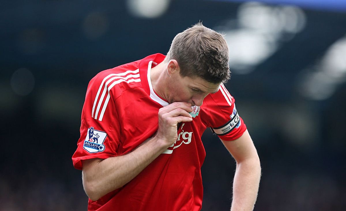 Steven Gerrard kisses the Liverpool badge