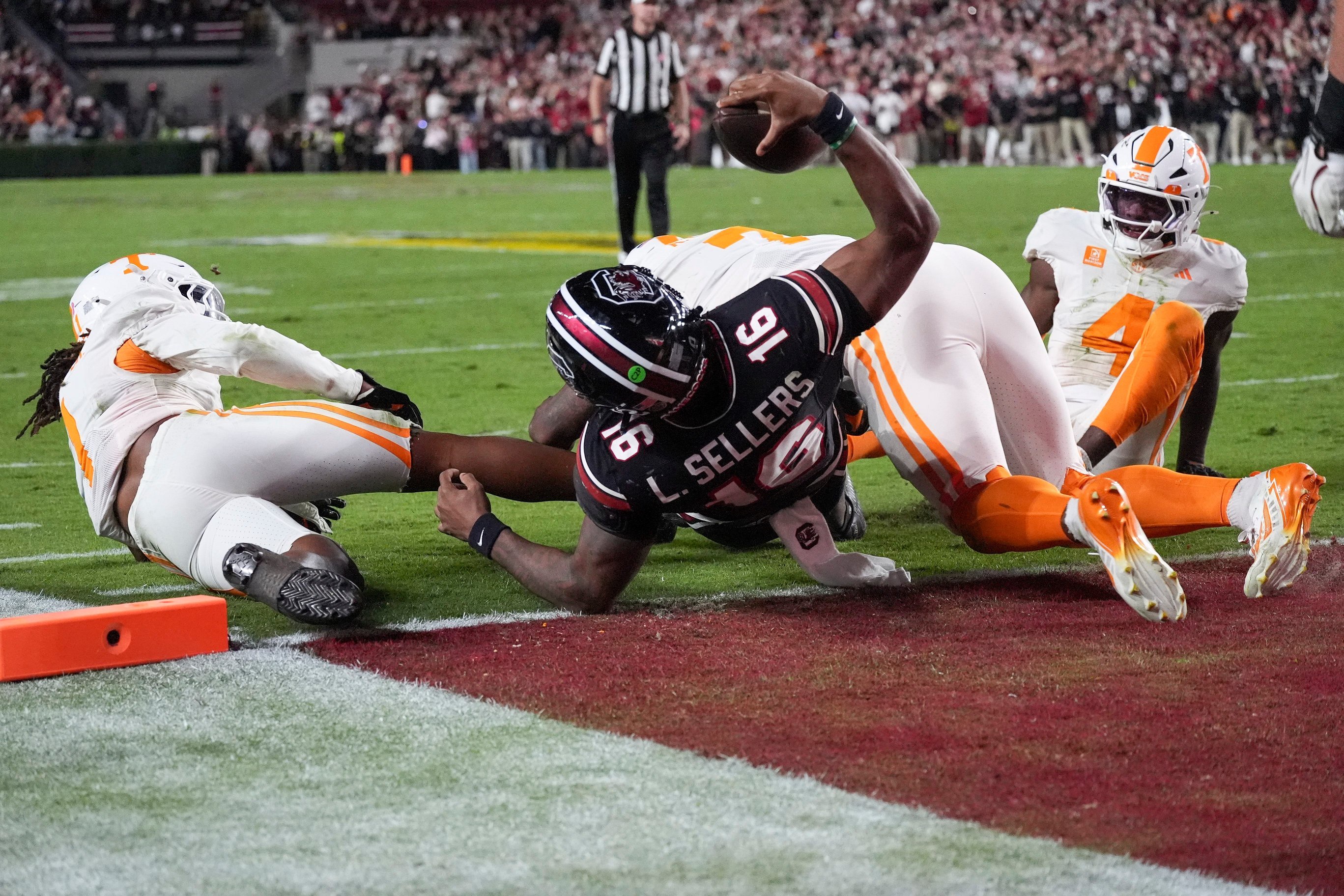 Oct 24, 2026; Columbia, South Carolina, USA;  South Carolina Gamecocks quarterback LaNorris Sellers (16) rolls back for a touchdown against the Tennessee Volunteers during the second half at Williams-Brice Stadium.  Mandatory Credit: Jim Dedmon-Imagn Images