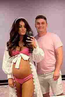 pregnant mum in bikini takes selfie with husband