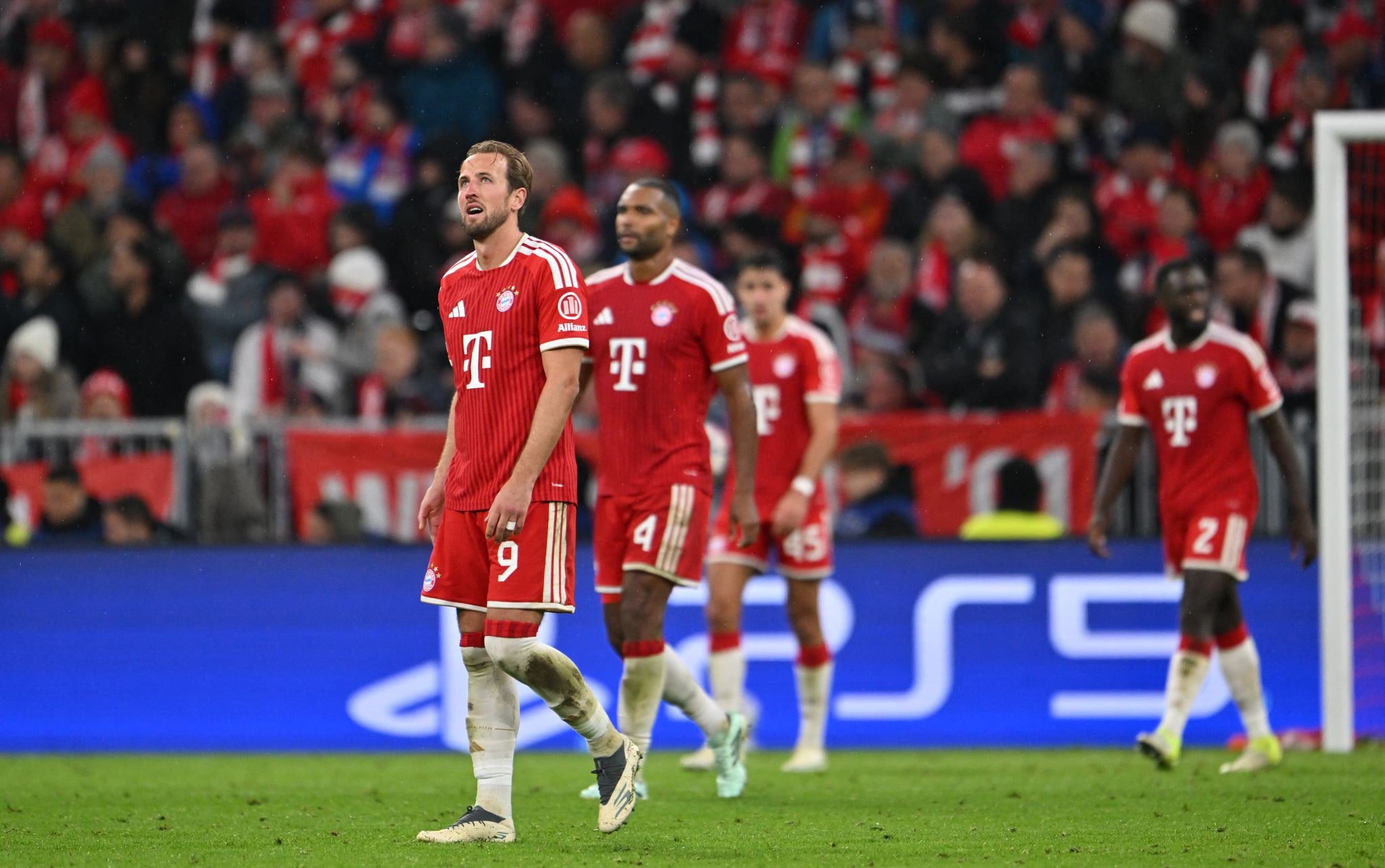 Die Bayern-Spieler reagieren gefrustet auf das späte 2:2 durch Declan Rice