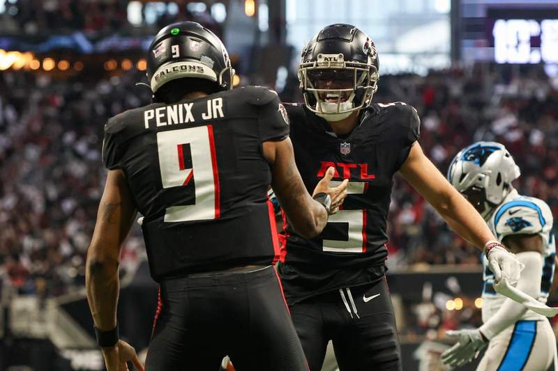 NFL, American Football Herren, USA Carolina Panthers at Atlanta Falcons Jan 5, 2025 Atlanta, Georgia, USA Atlanta Falcons quarterback Michael Penix Jr. 9 celebrates with wide receiver Drake London 5 after a touchdown run against the Carolina Panthers in the second quarter at Mercedes-Benz Stadium. Atlanta Mercedes-Benz Stadium Georgia USA, EDITORIAL USE ONLY PUBLICATIONxINxGERxSUIxAUTxONLY Copyright: xBrettxDavisx 20250105_bdd_ad1_014