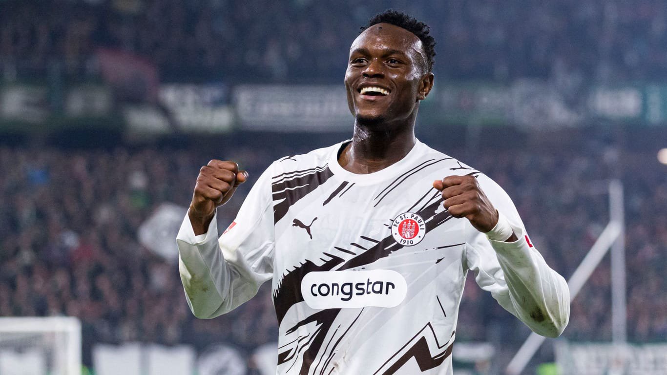 Abdoulie Ceesay jubelt: Der Stürmer brachte den FC St. Pauli in Hannover in Führung und traf später noch den Pfosten.