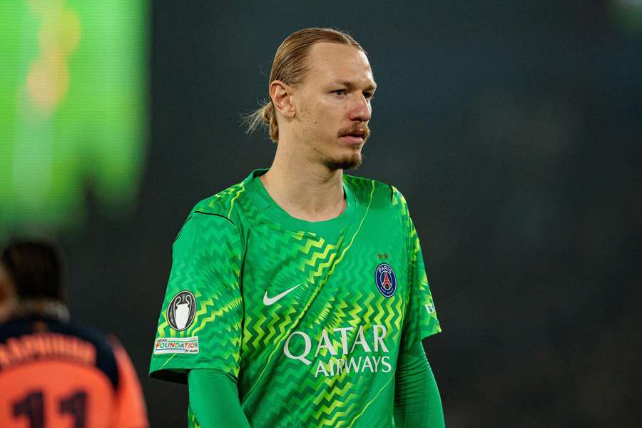 PSG weigh goalkeeper signing following Safonov's Barcelona display