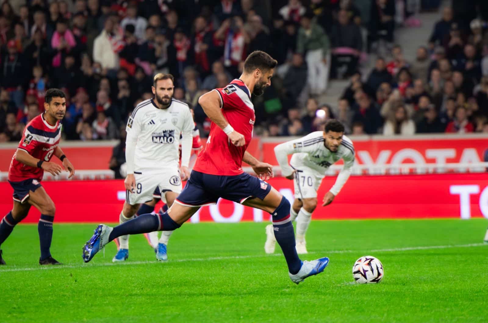 Olivier Giroud tire le penalty contre le Stade Brestois 29.