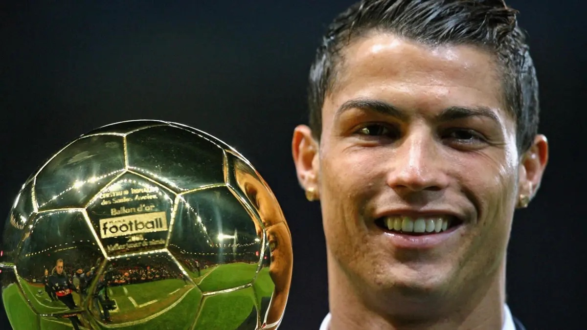 Cristiano Ronaldo com a sua primeira Bola de Ouro