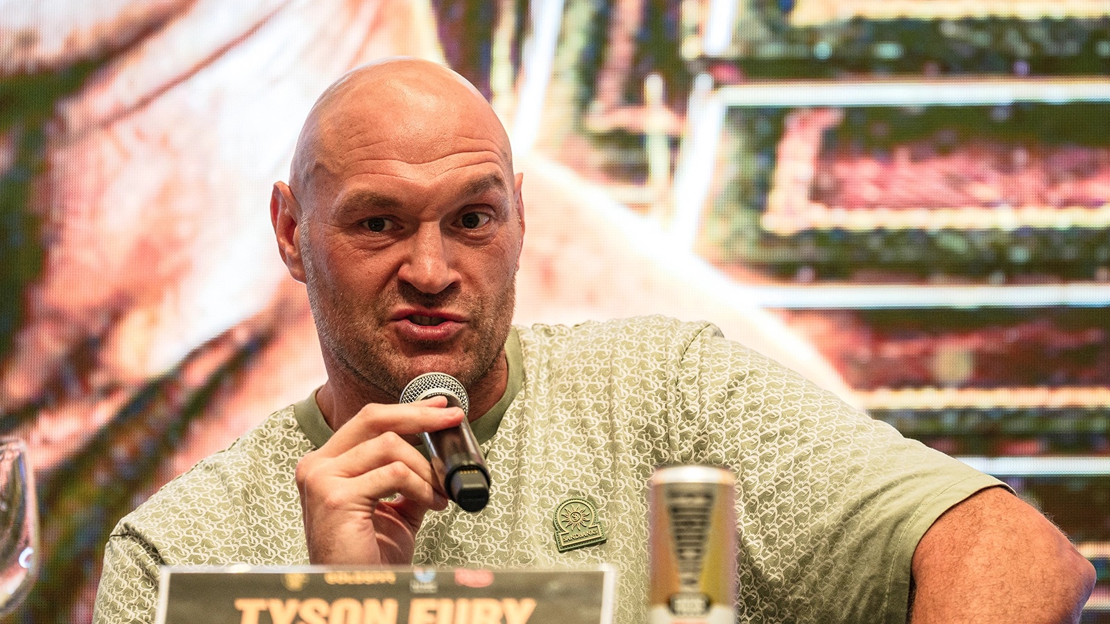 Boxer storms out of ring as he suffers ‘robbery’ in British title fight according to Tyson Fury