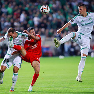 Rafa Silva luta pelo esférico. Foto: EPA/KOSTAKIS SAVVIDES (Omonia-Benfica)