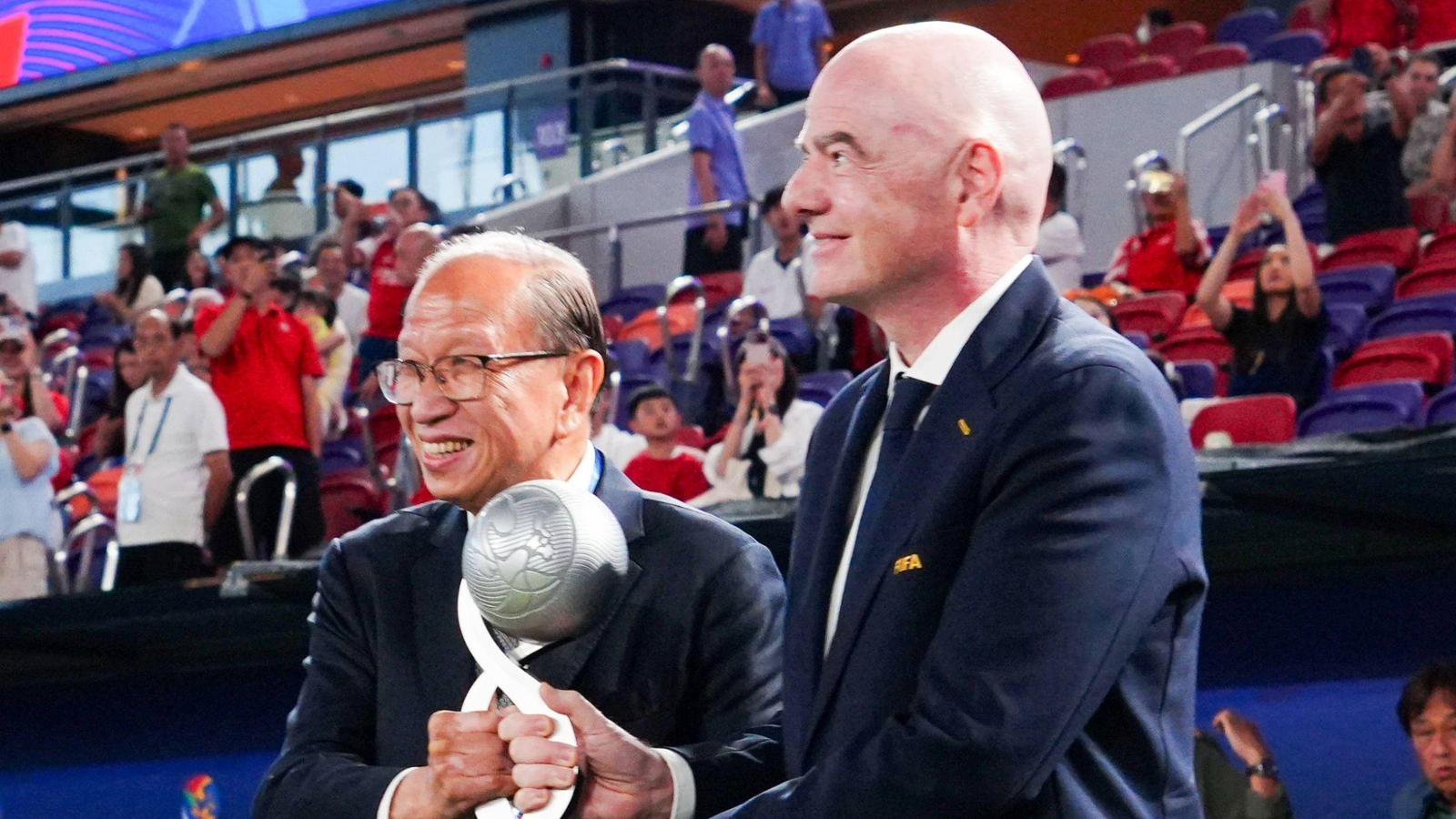 Antichambrieren in Asien: Gianni Infantino Anfang Oktober mit Hongkongs Fußballchef Pui Kwan-kay. 