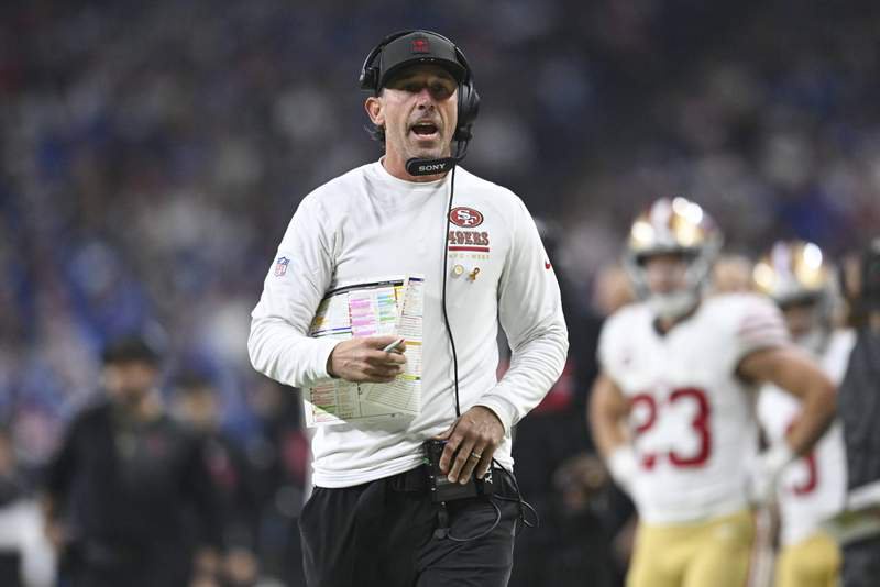 INDIANAPOLIS, IN – DECEMBER 22: San Francisco 49ers Head Coach Kyle Shanahan jogs down the sideline during the NFL, American Football Herren, USA game between the San Francisco 49ers and the Indianapolis Colts on December 22, 2025, at Lucas Oil Stadium in Indianapolis, Indiana. Photo by Michael Allio/Icon Sportswire NFL: DEC 22 49ers at Colts EDITORIAL USE ONLY Icon116251222071