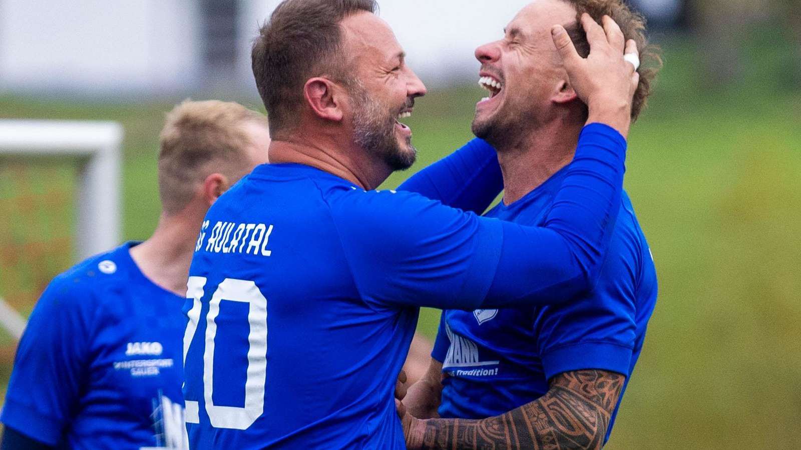 Haunetal_Aulatal: Sergej Boka (links) und Nils Fischer bejubeln das 0:1 durch Boka - Kreisliga A Mitte, Fußball