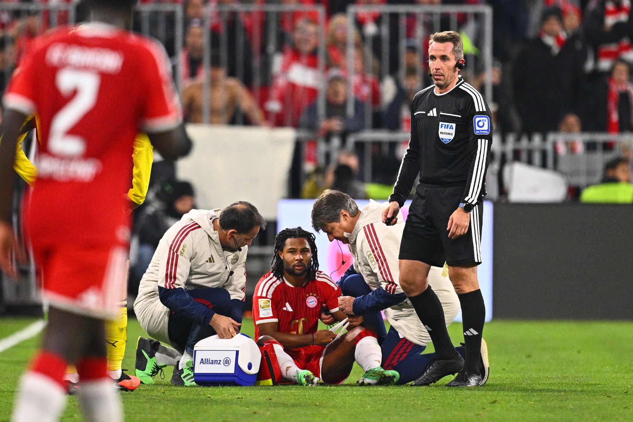 Serge Gnabry liegt verletzt am Boden