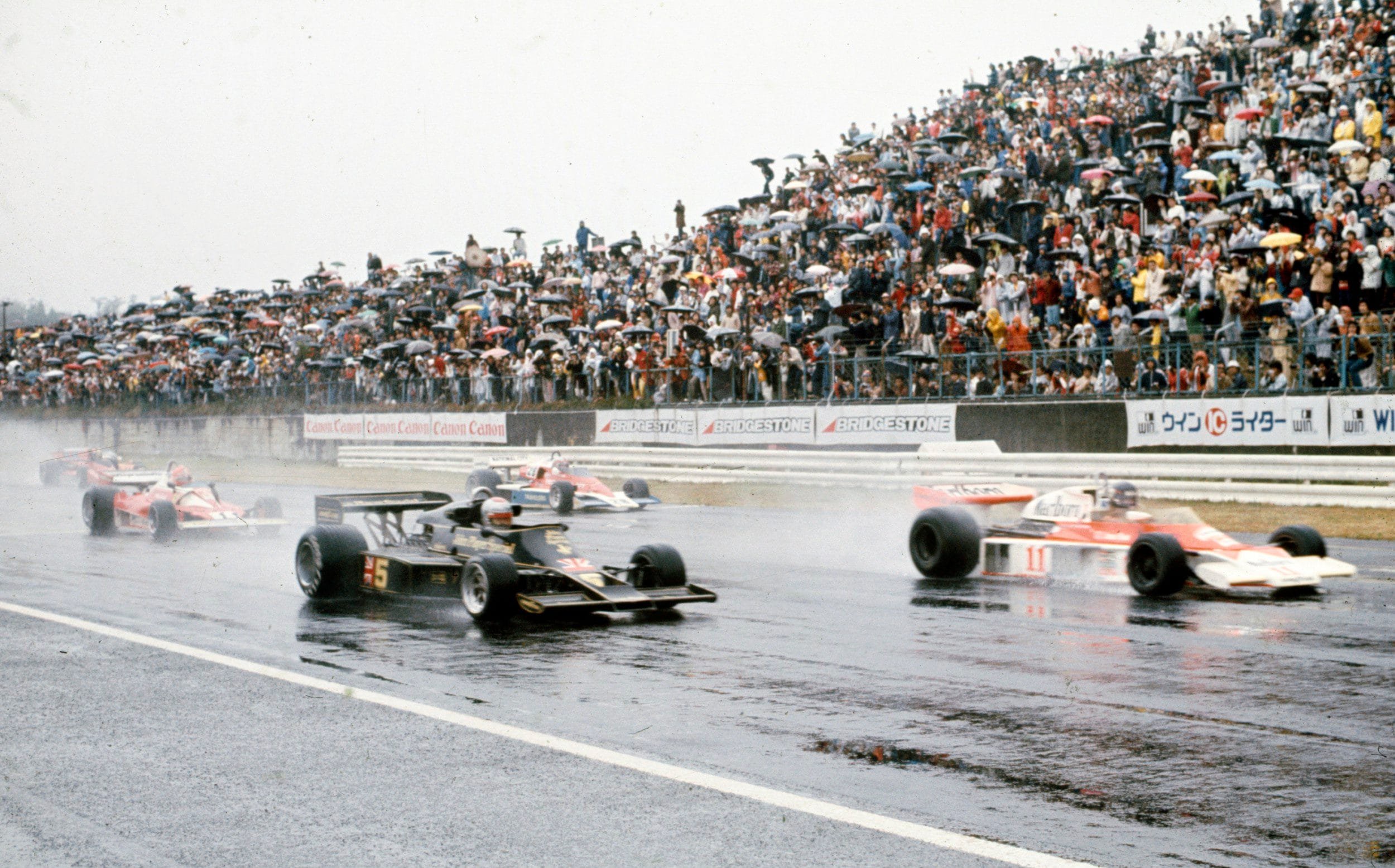 James Hunt leads Andretti at the 1976 Japanese Grand Prix