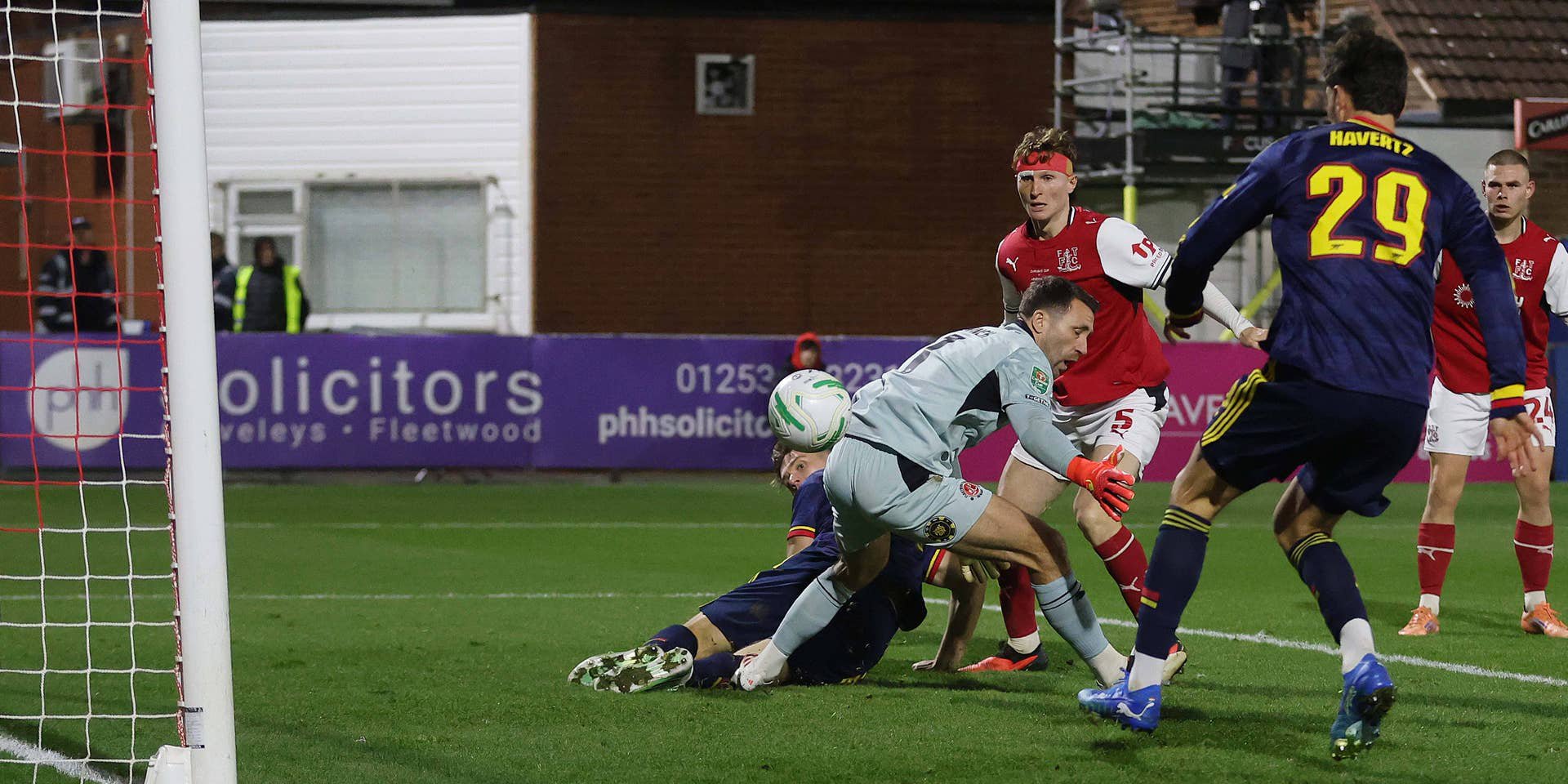 Arsenal-Spieler erzielt ein Tor gegen Fleetwood Town im Carabao-Cup-Spiel im Highbury Stadium.